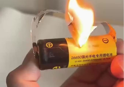 野外求生技巧：利用AA电池+口香糖纸取火~